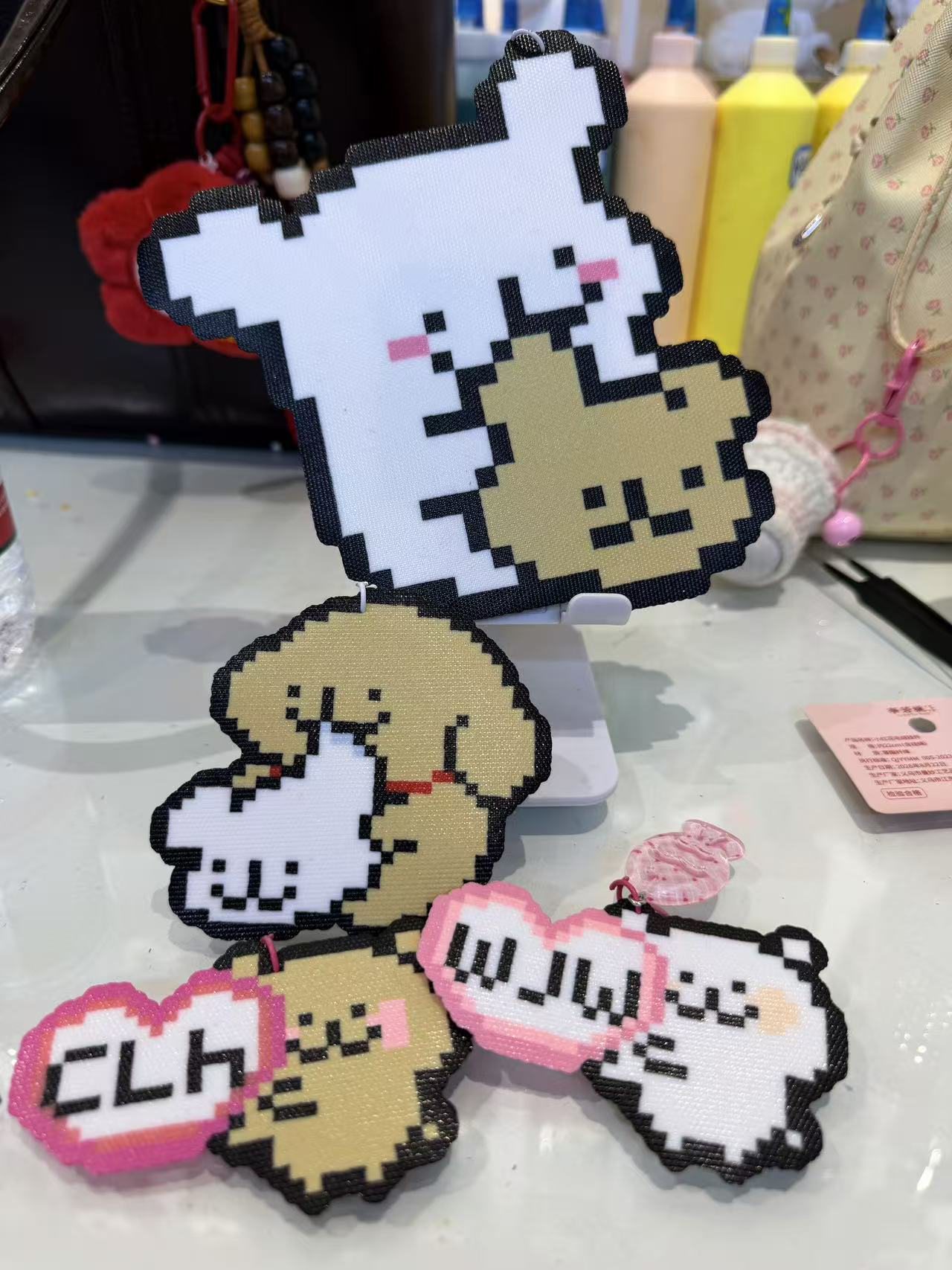 桌上色彩鲜明的手作小物