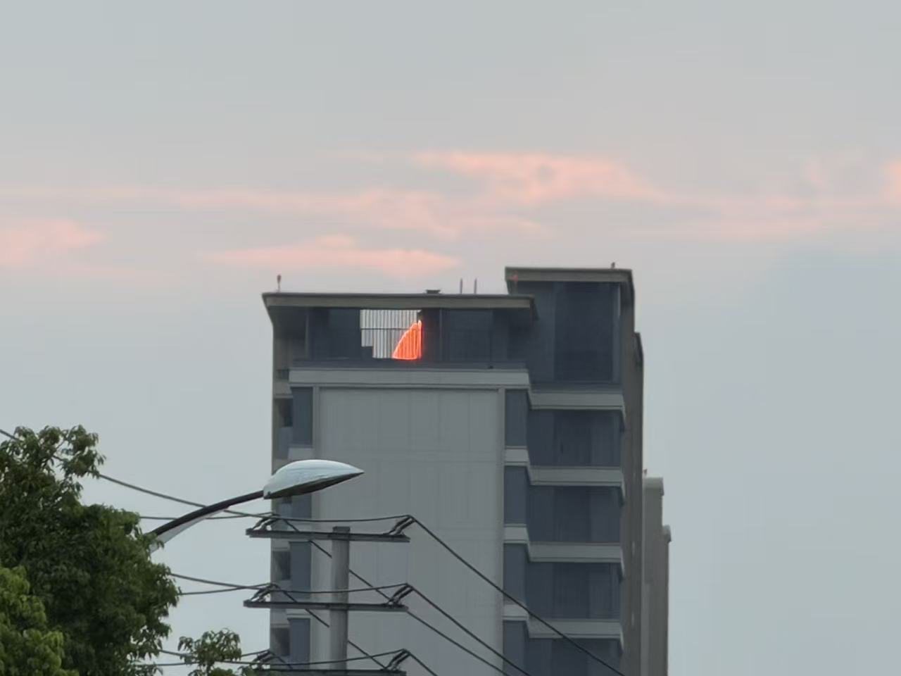 傍晚天空中淡粉色的云与城市建筑