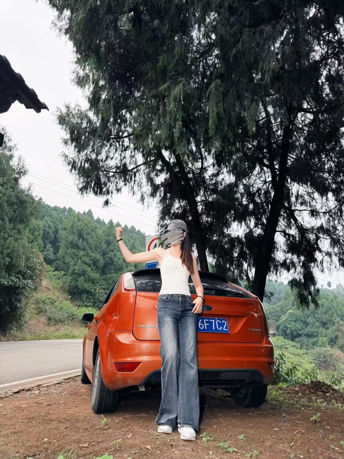 站在树下的户外运动照片