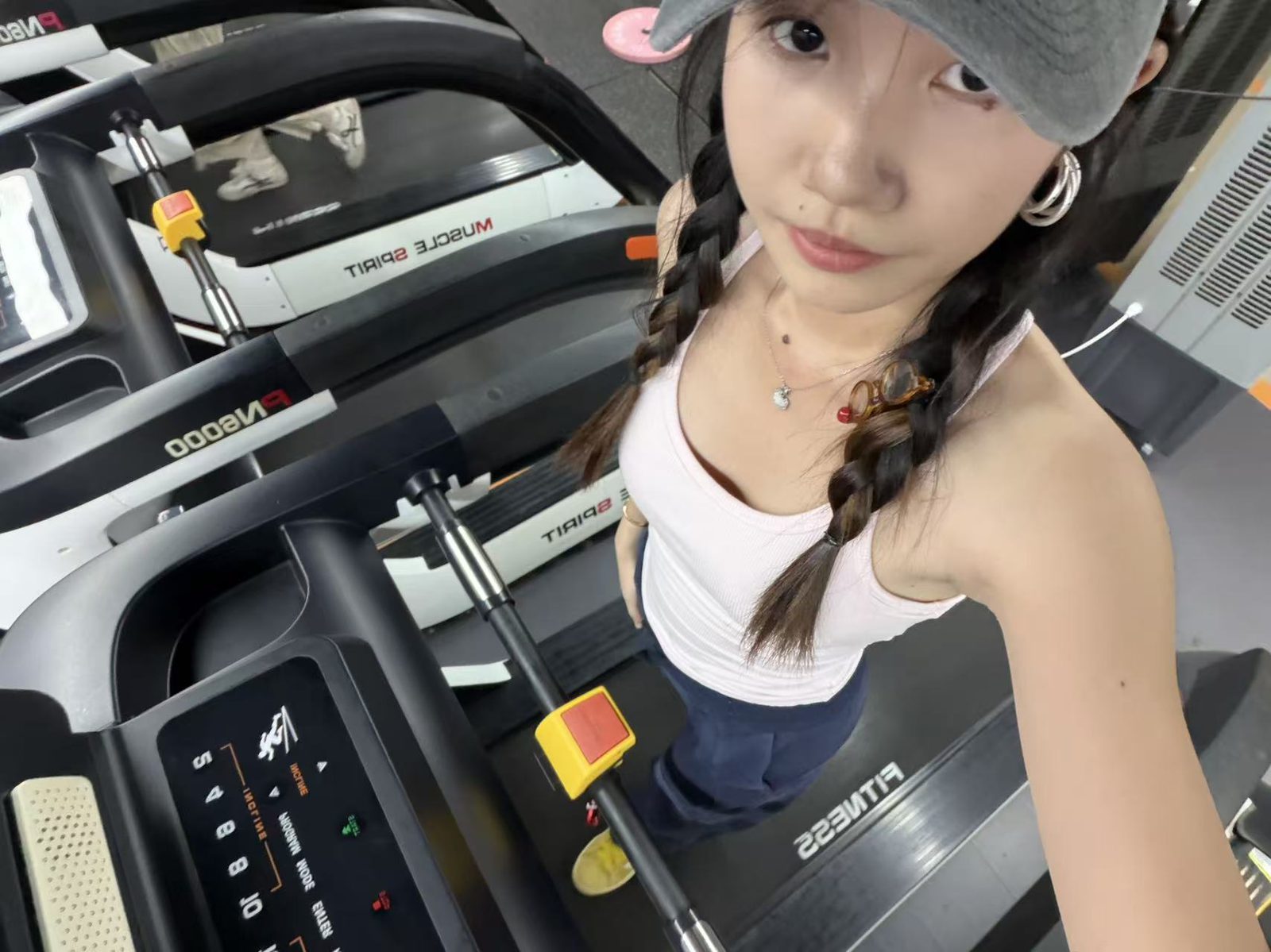 跑步机旁的运动自拍