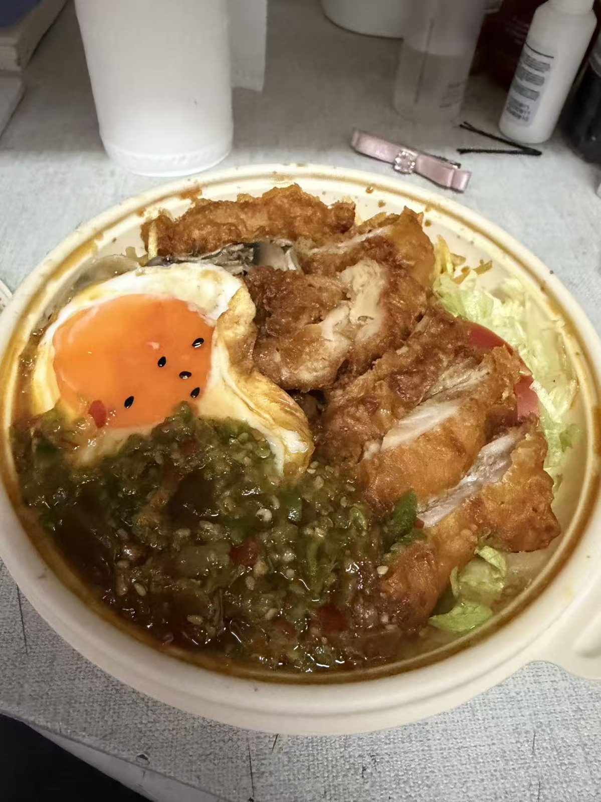 配有鸡肉和煎蛋的米饭