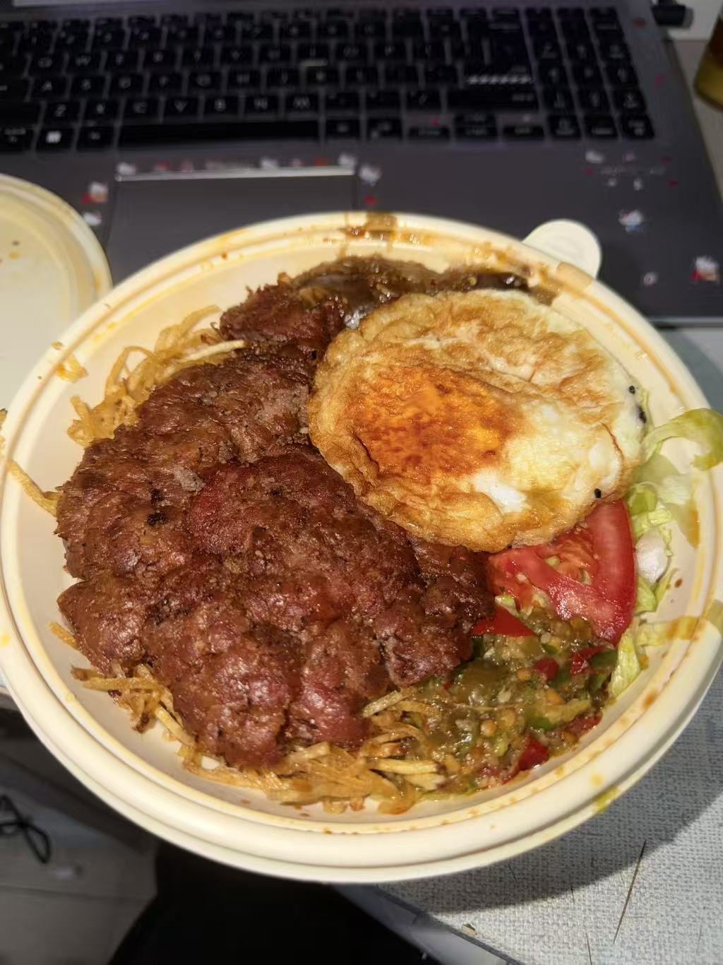 配有煎蛋和肉类的米饭