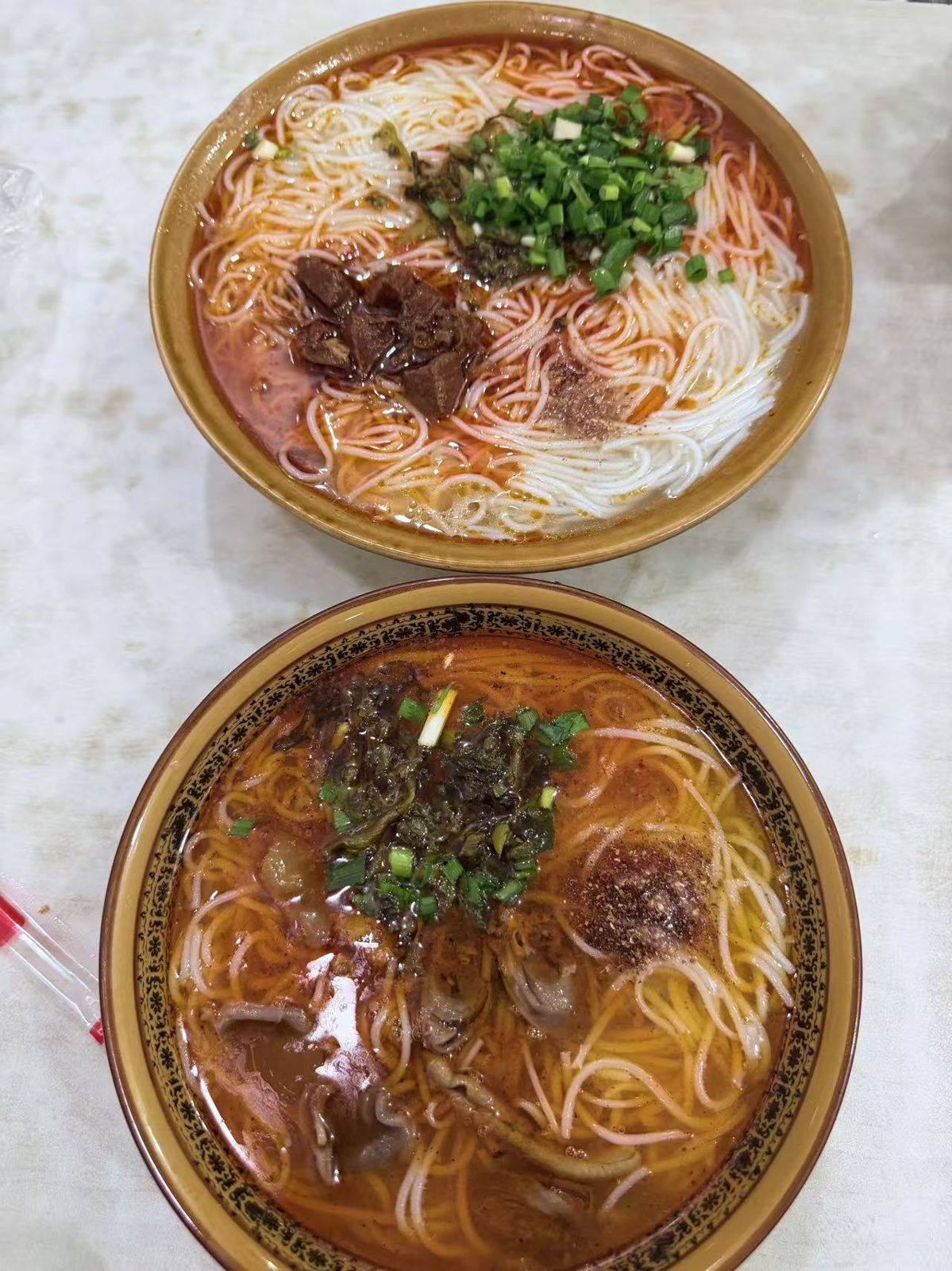 两碗热汤米粉