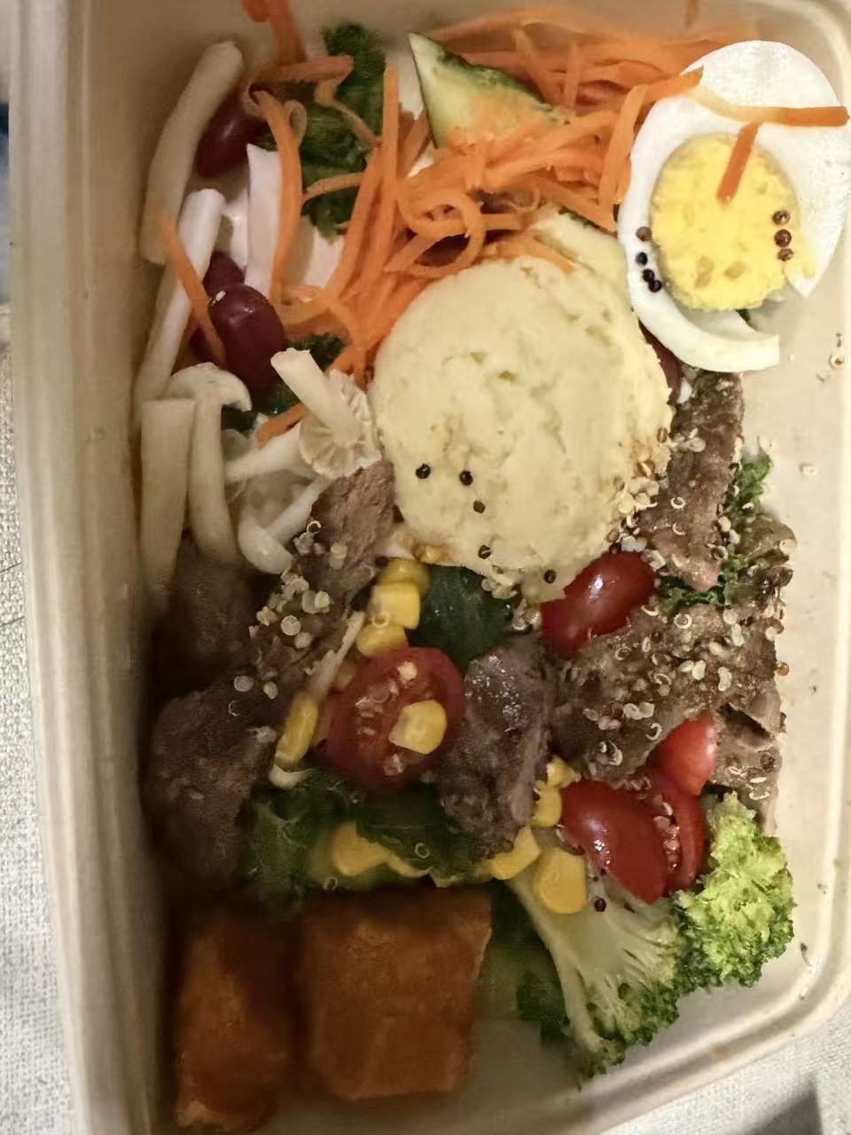 有蔬菜、鸡蛋和肉类的餐盒