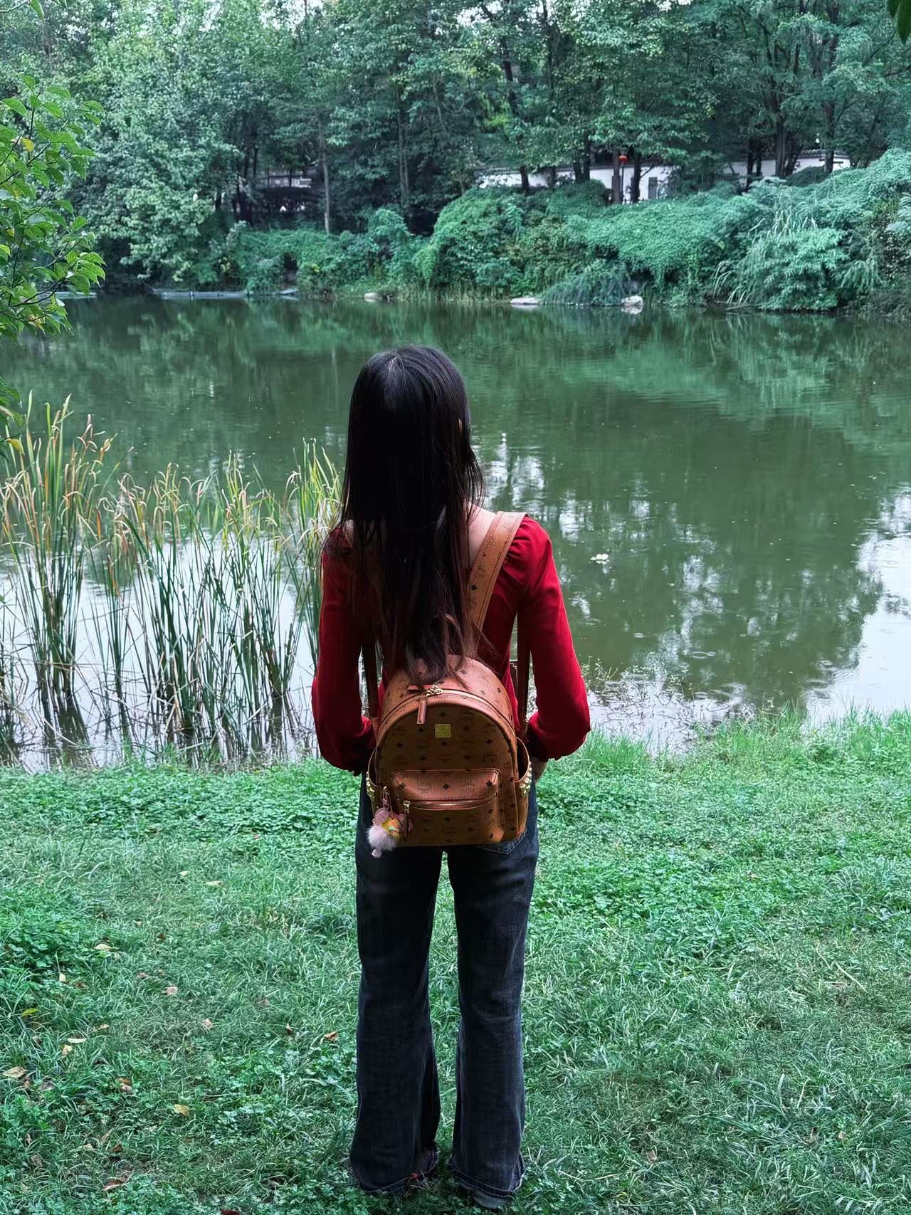 站在湖边看风景的背影
