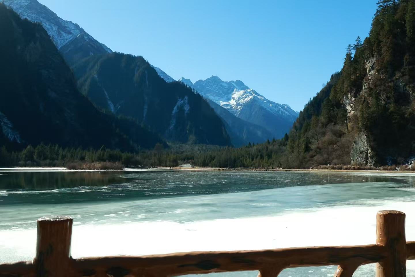 雪山与碧绿的湖水