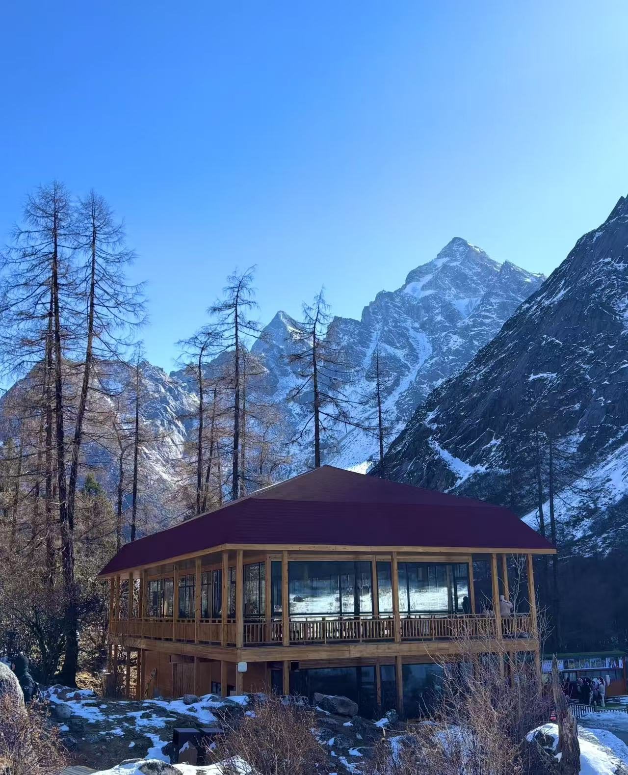 雪山脚下的小屋
