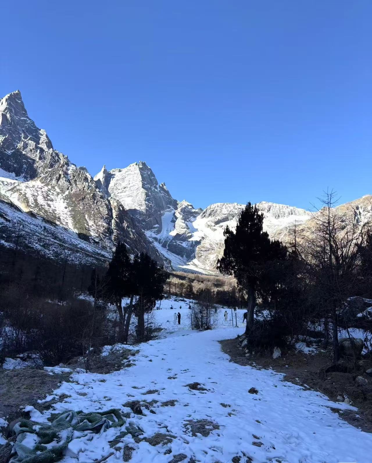蓝天下的雪山